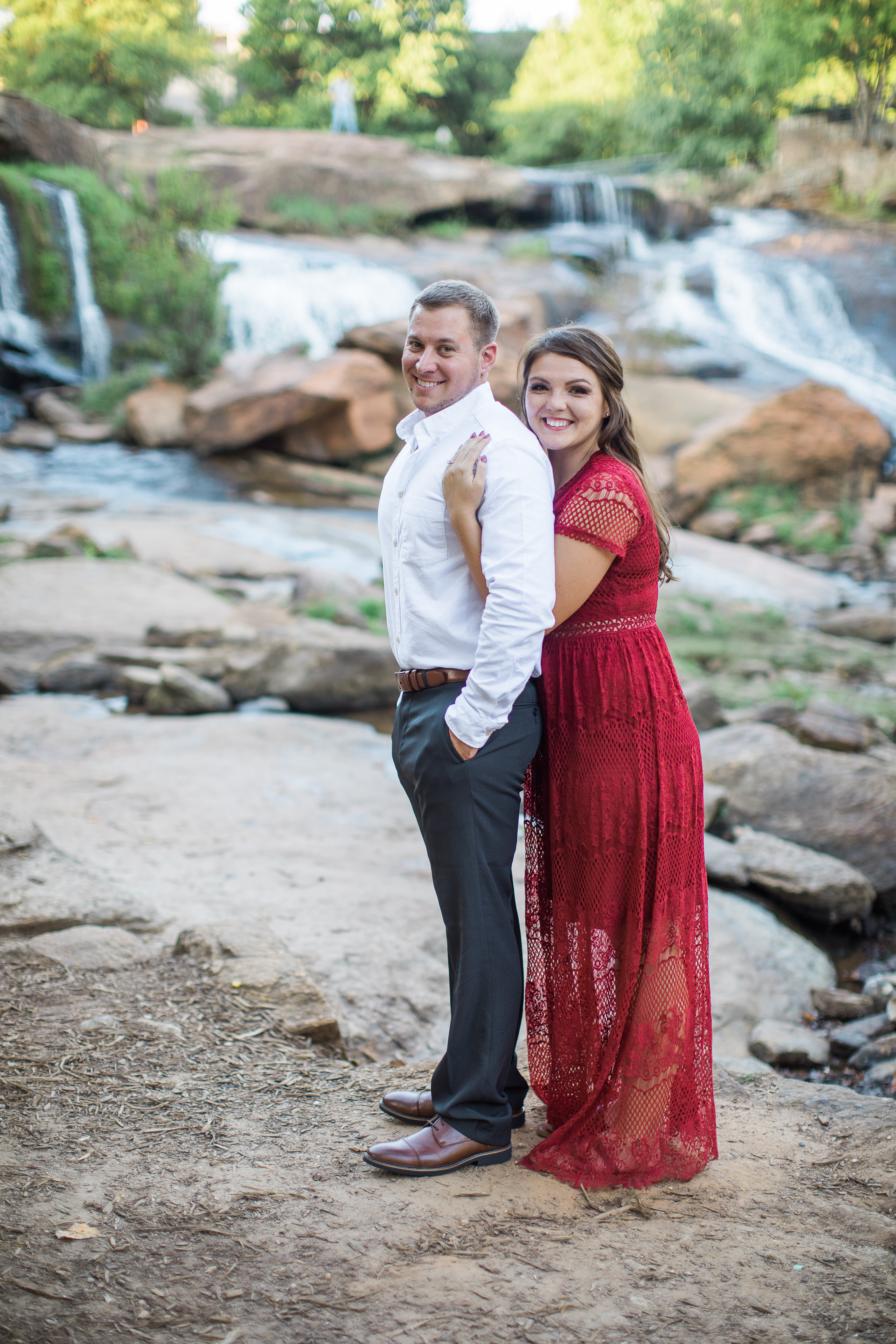 engagement-photos-at-waterfall