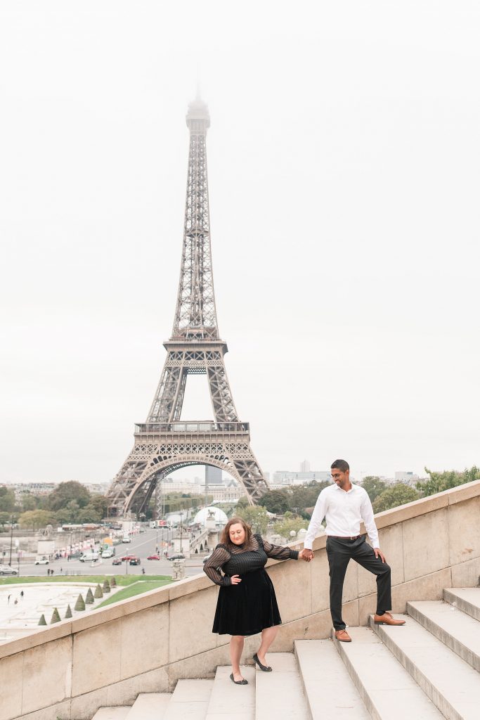 Paris-couple-trocadero-stairs